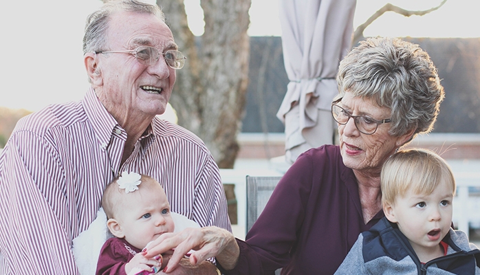 Droits des beaux-parents et des grands-parents en cas de décès de l'un ou des deux parents de l'enfant